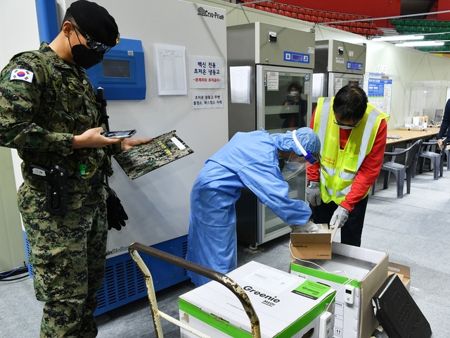▲ 경산시(시장 최영조)는 13일 오전 코로나19 화이자 백신이 군·경의 호위를 받으며 경산실내체육관에 설치된 ‘경산시 코로나19 예방접종센터’에 도착했다고 밝혔다.ⓒ경산시