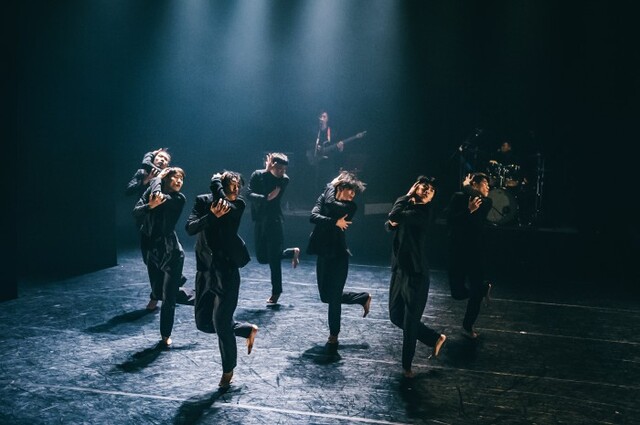 ▲ 김재덕과 모던테이블 대표작 '다크니스 품바' 공연 장면.ⓒLG아트센터