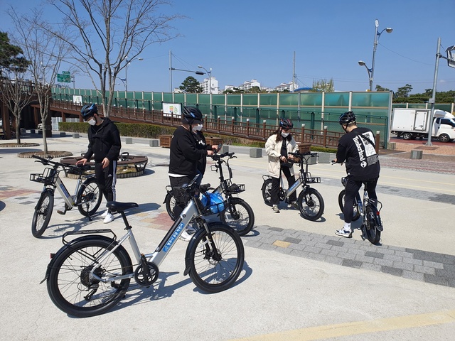 ▲ 경북 영주시(시장 장욱현)는 오는 17일부터 자전거공원에서 매주 토요일과 일요일에 ‘공공 전기자전거’ 무상 대여를 본격적으로 실시한다.ⓒ영주시