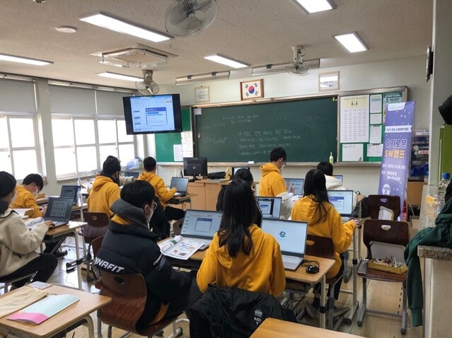 ▲ 경북교육청(교육감 임종식)은 원격교육 체제 및 포스트 코로나 시대 대비를 위해 지난해 7월부터 시작한 ‘학교 무선망 구축 사업’을 완료했다고 14일 밝혔다.ⓒ경북교육청