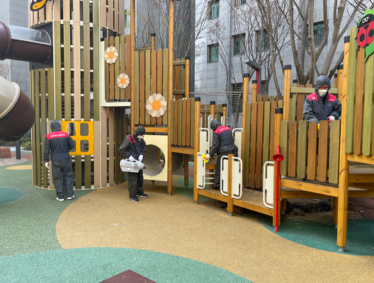▲ 롯데건설이 지난 6일 고덕동 롯데캐슬 베네루체 어린이 놀이터에 소독 서비스를 실시했다. ⓒ 롯데건설