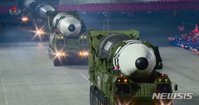 지난해 10월 10일 열병식에 등장한 북한 신형 대륙간 탄도미사일(ICBM). ⓒ뉴시스. 무단전재 및 재배포 금지.