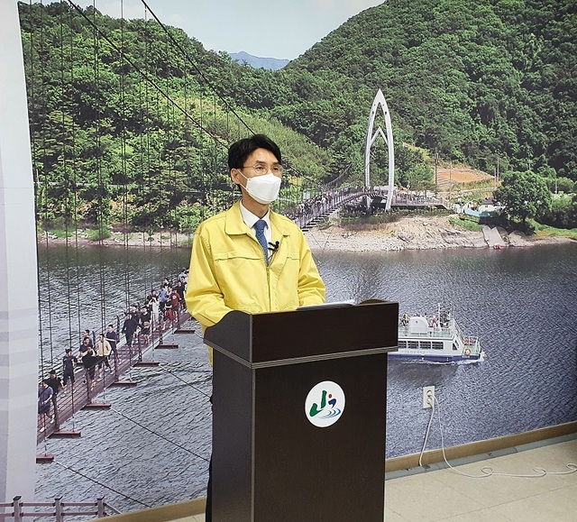 ▲ 이건호 당진시장이 슬항교회 집단감염과 관련해 기자회견을 갖고 있다.ⓒ당진시