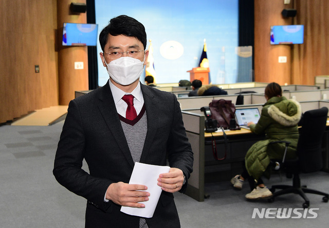 ▲ 인턴 비서 성폭행 의혹으로 국민의힘을 탈당한 무소속 김병욱 의원이 지난 1월 8일 서울 여의도 국회 소통관에서 기자회견을 마친 후 이동하고 있다.ⓒ뉴시스