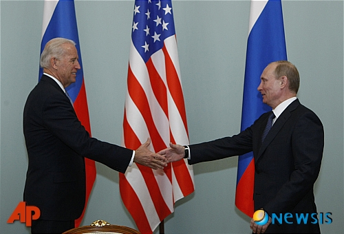 ▲ 조 바이든 미국 대통령이 13일(현지시간) 블라디미르 푸틴 러시아 대통령과 전화 통화를 갖고 수개월 내 제3국서 정상회담을 개최하자고 제안했다. ⓒ뉴시스