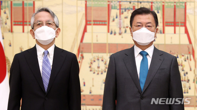 ▲ 문재인 대통령이 14일 오전 청와대 본관에서 열린 주한대사 신임장 제정식에 참석해 아이보시 고이치 주한 일본 대사와 기념촬영을 하고 있다. ⓒ뉴시스