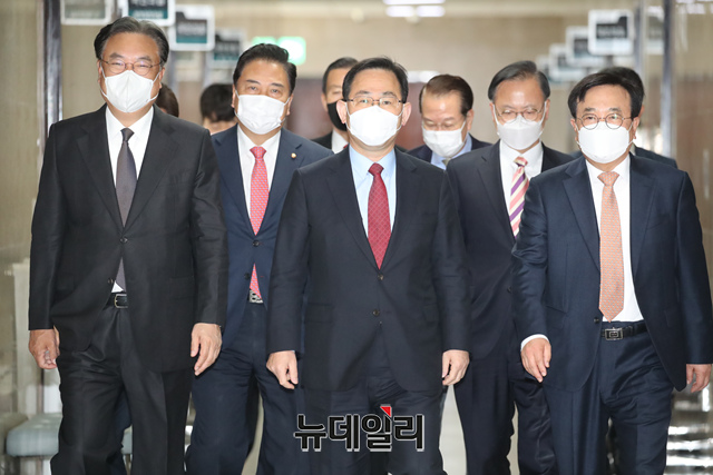 ▲ 주호영 국민의힘 당대표 권한대행이 14일 오전 국회에서 열린 중진의원 연석회의에 참석하기 위해 입장하고 있다.ⓒ이종현 기자