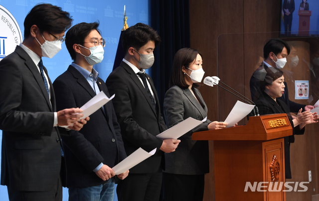 ▲ 전용기 더불어민주당 의원이 오영환, 이소영, 장경태, 장철민 의원과 함께 9일 오전 서울 여의도 국회 소통관에서 '더불어민주당 2030의원 입장문' 발표를 하고 있다. ⓒ뉴시스