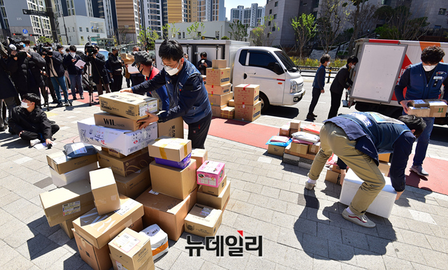 ▲ 택배가 쌓여있는 고덕동 A 아파트 앞 ⓒ 정상윤 기자