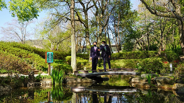 ▲ 경주엑스포대공원 류희림 사무총장(왼쪽)과 경북사회복지공동모금회 전우헌 회장이 비밀의 정원에서 행운의 동전던지기를 함께하고 있다.ⓒ경주엑스포