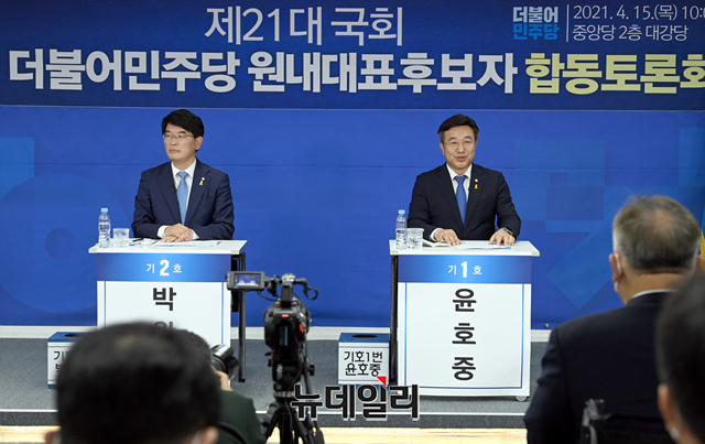 ▲ 더불어민주당 원내대표 선거에 출마한 윤호중·박완주 의원이 15일 오전 서울 여의도 민주당 중앙당사에서 열린 제2기 더불어민주당 원내대표 후보자 2차 합동토론회에 참석해 있다. ⓒ이종현 기자