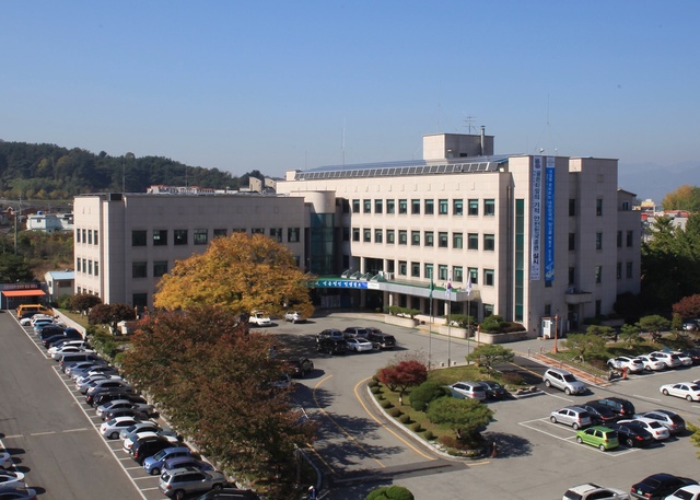 ▲ 청도군(군수 이승율)은 지난 12일부터 코로나19 장기화로 어려움을 겪고 있는 소상공인들의 경영안정을 위하여 ‘소상공인 카드수수료 지원’을 실시한다.ⓒ청도군