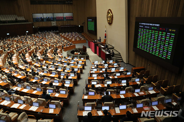 ▲ 지난해 12월 9일 오후 서울 여의도 국회에서 열린 본회의에서 5·18민주화운동 등에 관한 특별법 개정안이 통과되고 있다. (공동취재사진) ⓒ뉴시스