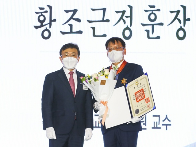 ▲ 계명대학교 조치흠 동산의료원장(오른쪽)이 지난 13일 정부세종컨벤션센터에서 개최한 제49회 보건의 날 기념식에서 유공자 포상을 받았다.ⓒ계명대