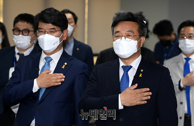 ▲ 더불어민주당 원내대표 선거에 출마한 윤호중·박완주 의원이 15일 오전 서울 여의도 민주당 중앙당사에서 열린 제2기 더불어민주당 원내대표 후보자 2차 합동토론회에 참석해 있다. (사진=공동취재단) ⓒ이종현 기자