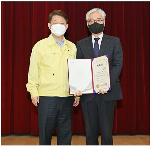 ▲ 김종철 교수(오른쪽)가 위촉장을 받고 기념 촬영하고 있다.ⓒ대구한의대