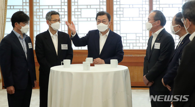 ▲ 문재인 대통령이 15일 오후 청와대 본관에서 열린 확대경제장관회의에 앞서 참석한 경제인들과 사전환담을 하고 있다. ⓒ뉴시스