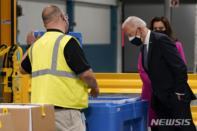 ▲ [포티지=AP/뉴시스] 조 바이든 미국 대통령이 지난 2월 19일(현지시각) 미 미시간주 포티지에 있는 화이자 백신 제조 현장을 둘러보고 있다. ⓒ뉴시스