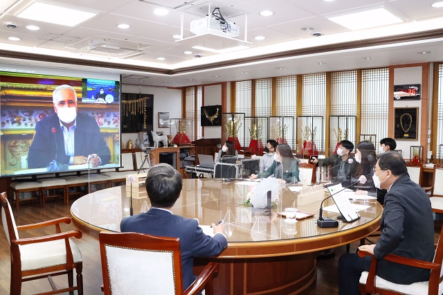 ▲ 주낙영 시장과 ‘고드라톨라 노루지’ 이란 이스파한 시장이 ‘해외 자매우호도시 온라인 시장 회의’를 갖고 있다.ⓒ경주시