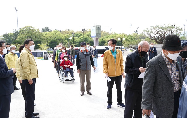 ▲ 경주시 코로나19 예방접종센터(경주실내체육관)에서 75세 이상 어르신을 대상으로 코로나19 백신 접종을 시작했다.ⓒ경주시