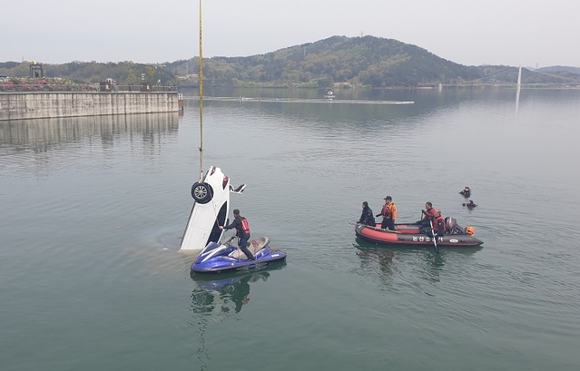 ▲ 충남 논산시 가양곡면 종연리 탑정호에서 남녀 대학생 5명이 탄 승용차가 추락해 5명이 모두 숨졌다. 탑정호에서 119구급대원들이 사망자와 차량을 인양하고 있다.ⓒ충남소방본부