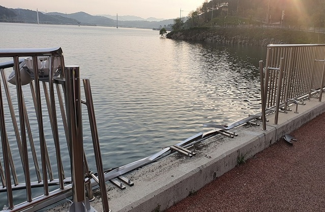 ▲ 15일 새벽 남녀 5명이 탄 승용차가 탑정호 난간을 들여 받아 파손돼 있다.ⓒ충남소방본부