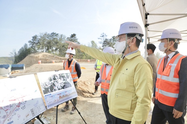 ▲ 15일 오후 박상돈 시장이 아산~천안 고속도로 목천읍 응원리 JCT분기점 공사 현장을 방문해 살펴보고 있다.ⓒ천안시
