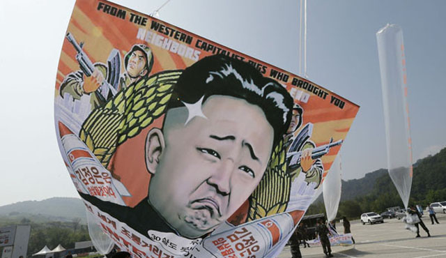 ▲ 과거 자유북한운동연합이 대북전단을 날리는 모습. ⓒ뉴데일리 DB.