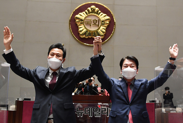 ▲ 국민의힘 소속 오세훈 서울시장(왼쪽)과 안철수 국민의당 대표.ⓒ이종현 기자