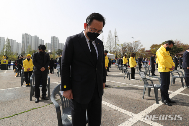 ▲ 16일 오후 경기 안산 화랑유원지에서 진행된 세월호 참사 기억식에 참석한 주호영 국민의힘 당대표권한대행 겸 원내대표. ⓒ뉴시스