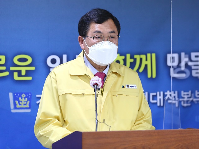 ▲ 주낙영 시장이 16일 오후 비대면 대시민 브리핑을 갖고 방역상황을 보고하고 있다.ⓒ경주시