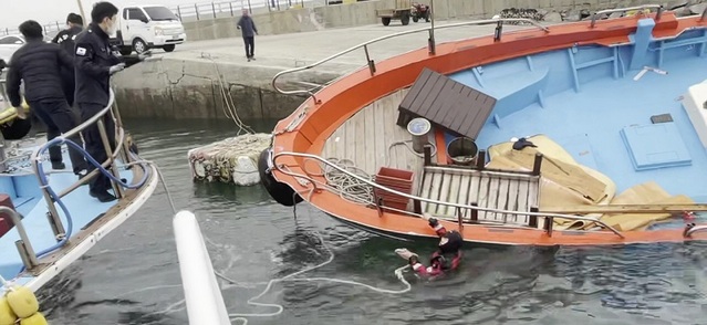 ▲ 태안해경 구조대원이 입수해 사고어선 예인줄 결속작업을 하고 있다.ⓒ태양해양경찰서