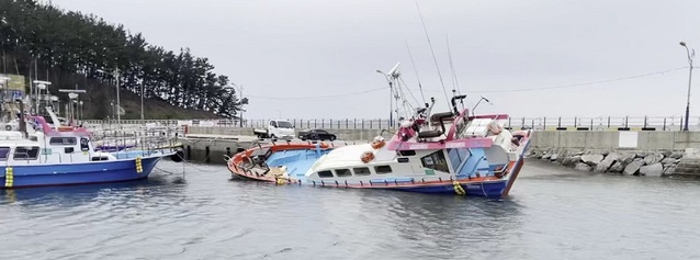 ▲ 16일 태안군 마검포항에서 호줄이 풀려 물양장에 얹어 기울며 침수중인 사고어선.ⓒ태양해양경찰서