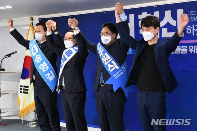 ▲ 송영길(왼쪽부터), 홍영표, 우원식, 정한도 더불어민주당 당대표 후보자가 18일 오전 서울 여의도 중앙당사에서 열린 당대표 후보자 선출을 위한 예비경선대회에서 기념촬영을 하고 있다.ⓒ뉴시스