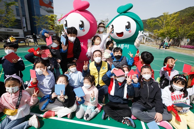 ▲ 장세용 구미시장은 지난 17일 구평동 별빛공원 현장을 찾아 ‘꾸러기 놀자학교’ 1일 놀이활동가 ‘장쌤을 이겨라’로 활동하면서 아이들과 동심으로 돌아가 사방치기, 제기차기, 굴렁쇠 등 요즘 접하기 힘든 전래놀이를 아이들과 함께하면서 즐겁게 지냈다.ⓒ구미시