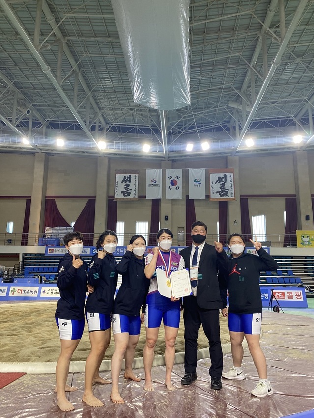 ▲ 여자 이만기로 불리는 충북 영동군청 소속 임수정 선수가 강원도 고성에서 열린 제51회 회장기전국장사씨름대회에서 국화급에서 우승을 차지했다.ⓒ영동군