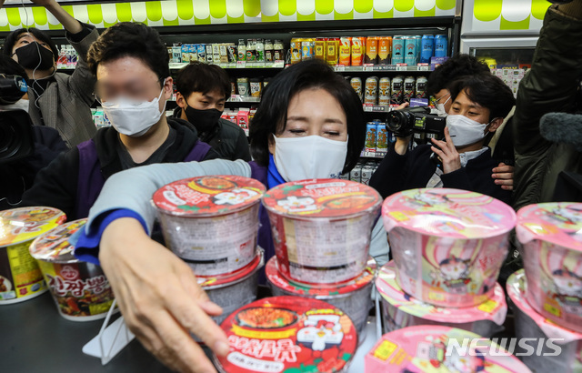 ▲ 4ㆍ7 재보궐 선거운동 첫날인 3월 25일 자정께 첫 선거운동으로 편의점 야간 아르바이트에 나선 더불어민주당 박영선 서울시장 후보가 서울 마포구 한 편의점에서 컵라면을 정리하고 있다. ⓒ뉴시스