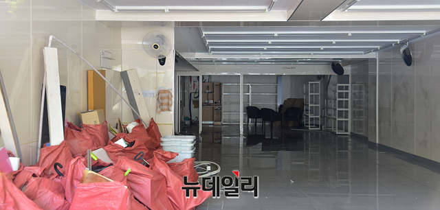 ▲ 4·7재보궐선거에서 더불어민주당 서울시장 후보로 나섰던 박영선 전 중소기업벤처부장관이 선거유세 1호 일정으로 방문했던 서울 마포구 CU홍대센타점이 편의점이 폐업했다. ⓒ정상윤 기자