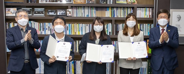 ▲ 최교진 세종교육감이 19일 청사 회의실에서 제41회 장애인의 날 유공 교직원에 부총리겸 교육부장관 표창을 수여하고 기념촬영 하고 있다. 왼쪽부터 특수교육담당 최기상 장학관, 세종특수교육지원센터 여운준 교사, 세종누리학교 김숙란 교사, 세종특수교육지원센터 김윤의 주무관, 최교진 교육감.ⓒ세종교육청