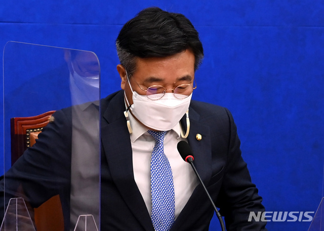 ▲ 윤호중 더불어민주당 비상대책위원장이 19일 오전 서울 여의도 국회에서 열린 비상대책위원회의에 자리하고 있다. ⓒ뉴시스