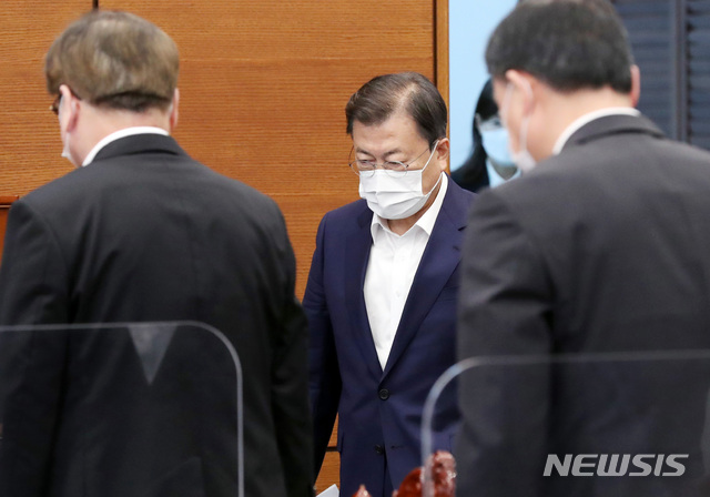 ▲ 문재인 대통령이 19일 오후 청와대 여민관에서 열린 수석·보좌관회의에 참석하고 있다. ⓒ뉴시스