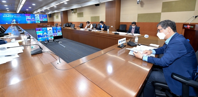 ▲ 경상북도 하대성 경제부지사(오른쪽)는 19일 국토교통부 제1차관이 주재한 국토교통예산협의회 영상회의에 참석해 경북의 사활이 걸린 굵직한 사회간접자본(SOC) 국비지원을 건의했다.ⓒ경북도