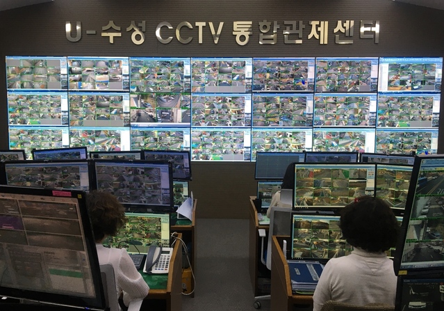 ▲ 수성 CCTV 통합관제센터의 모니터링 요원들이 CCTV 화면을 보며 관리하고 있다.ⓒ수성구