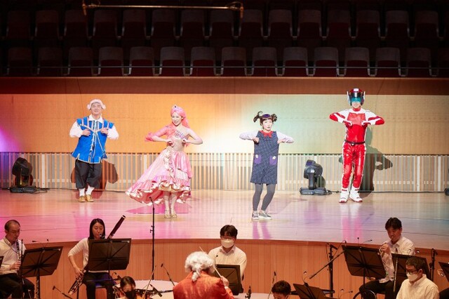 ▲ 콩순이, 쥬쥬, 태양, 모차르트가 음악과 함께 선보이는 율동.ⓒ롯데문화재단