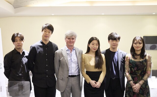 ▲ (왼쪽부터)피아니스트 선율·박재홍, 마시모 자네티 예술감독, 피아니스트 윤아인·정지원·임주희.ⓒ경기아트센터