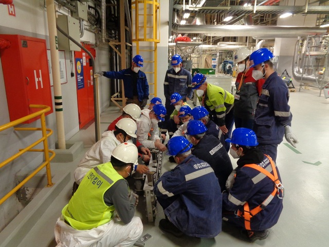 ▲ 복수기자성이물질 제거장치 설치 참여자 및 현장설치 모습 ⓒ한수원 제공