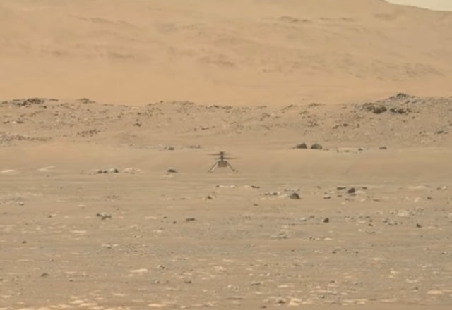 ▲ 무인헬기 '인지뉴어티'가 화성에서 비행하는 모습. 모선이 되는 차량탐사선 '퍼시비어런스'가 촬영했다. ⓒ미국 항공우주국(NASA) 제트추진연구소(JPL) 유튜브 채널 캡쳐.