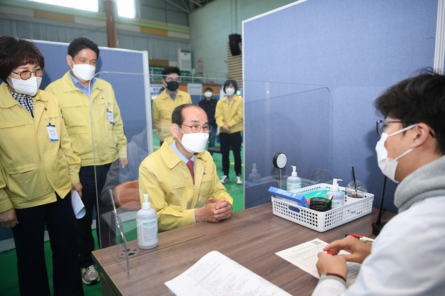 ▲ 청도군(군수 이승율)은 오는 29일부터 시작되는 75세 이상 군민 대상 코로나19 백신 예방접종을 앞두고 지난 19일과 20일 양 일간 코로나19 예방접종센터 가 설치된 청도 국민체육센터를 합동점검하고 모의훈련을 했다.ⓒ청도군