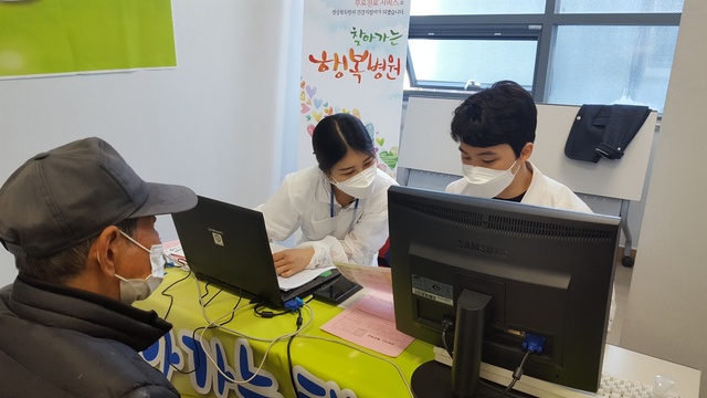 ▲ 성주군은 지난 19일 오전 10시 종합사회복지회관에서 건강보험의 사각지대에 있는 실질적인 의료취약지역 주민들을 대상으로 찾아가는 행복병원을 운영했다.ⓒ성주군