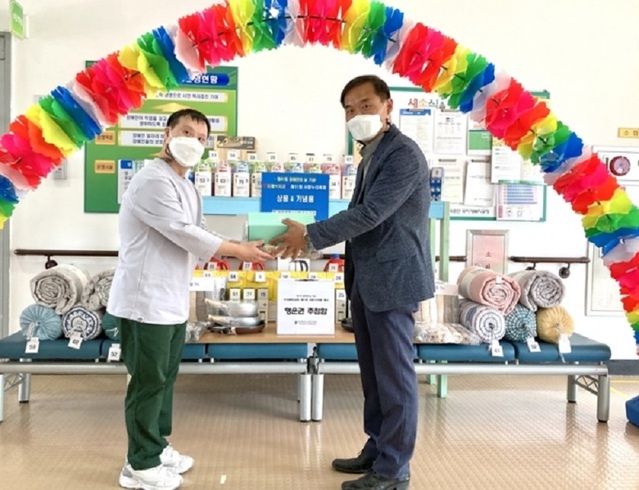 ▲ 대전 시설관리공단이 20일 제41회 장애인의 날 및 무지개 복지공장 제11회 사랑 누리 축제를 맞아 근로·이용 장애인을 위해 기념품을 전달했다.ⓒ대전시설관리공단